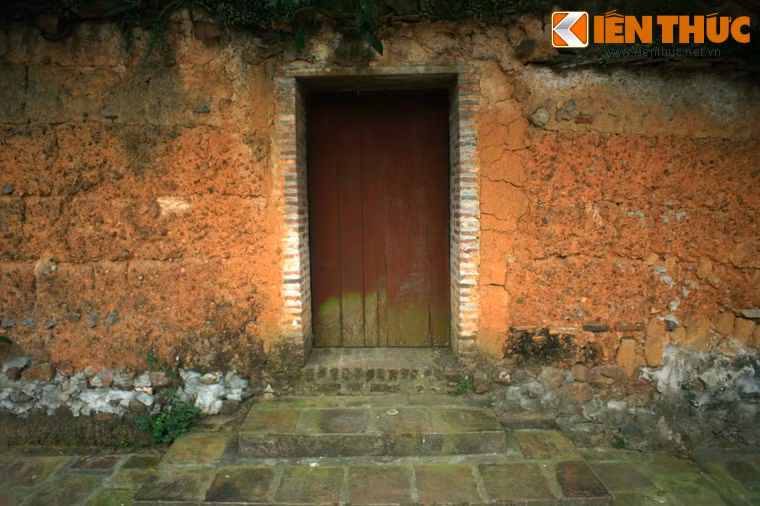 Các bức tường, cổng và một số công trình khác của chùa Bổ Đà được xây dựng hoàn toàn bằng đất nện theo lối trình tường.
