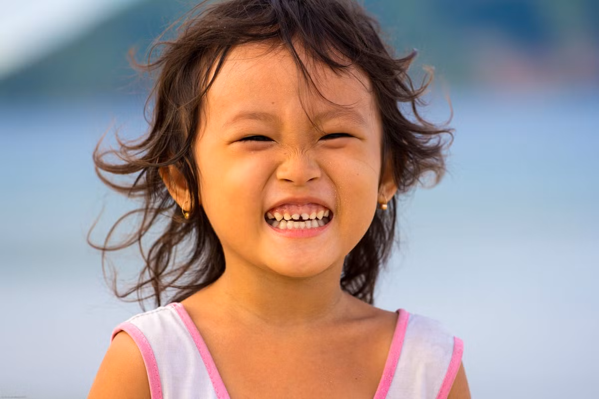 Bé gái Việt "cười hở mười cái răng". Ảnh:Jonas Anselmby / 500px.com.