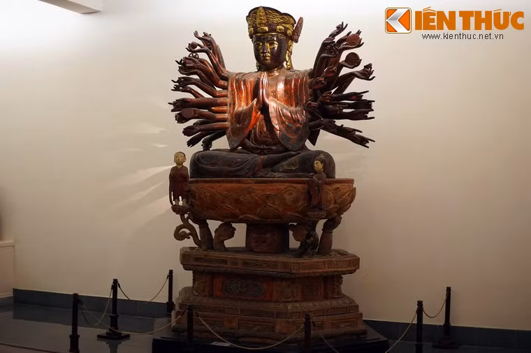 Được lưu giữ ở Bảo tàng Mỹ thuật Việt Nam, Tượng Quan Âm Thiên Thủ Thiên Nhãn chùa Hội Hạ được tạc bằng gỗ với trọng lượng khoảng 3 tấn, là một trong những tác phẩm điêu khắc cổ đồ sộ bậc nhất Việt Nam.