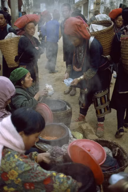 Quầy bán xôi ở chợ Sapa, 1997. Ảnh: Hiroji Kubota/ Magnum Photos.