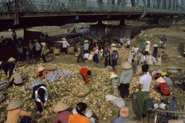 Chợ đầu mối nông sản dưới chân cầu Long Biên, Hà Nội năm 1997. Ảnh: Hiroji Kubota/ Magnum Photos.