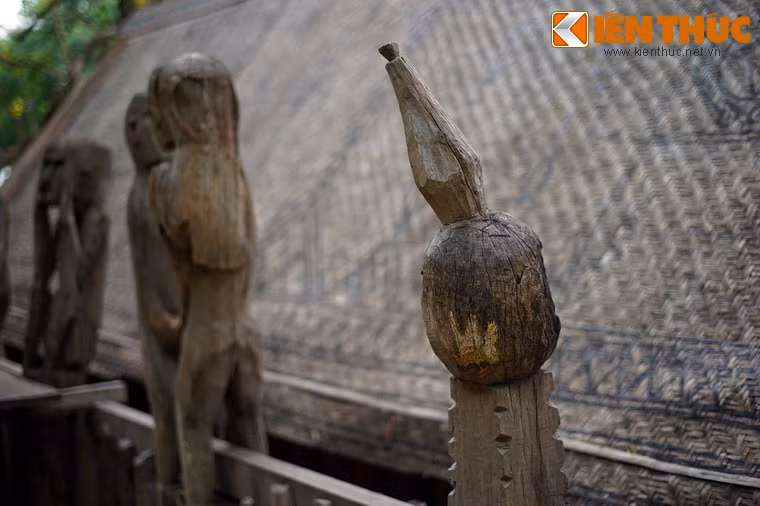 Do sự thay đổi của đời sống, những ngôi nhà mồ độc đáo này đang ngày càng trở nên vắng bóng trên đại ngàn Tây Nguyên.