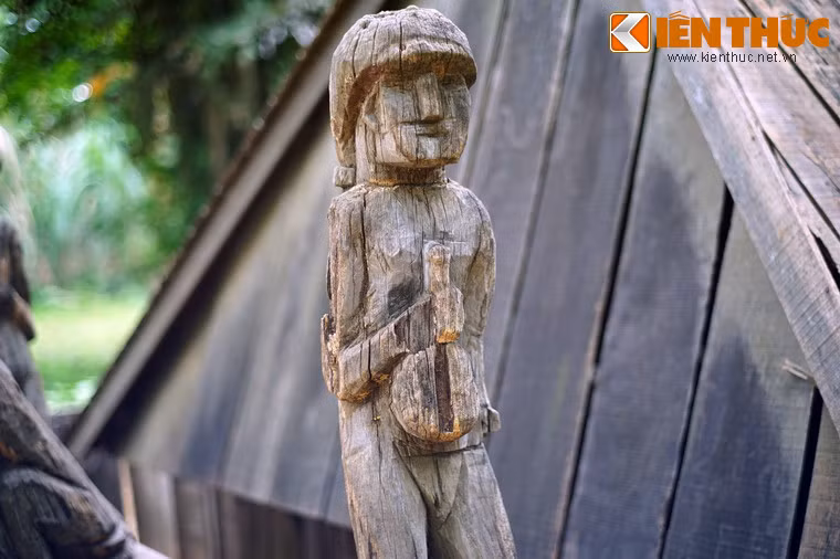 Người Gia Rai tin rằng cái chết chưa phải là hết. Bên cạnh cuộc sống thực tại, vẫn tồn tại một cuộc sống khác đó là thế giới của người chết, của thần linh.