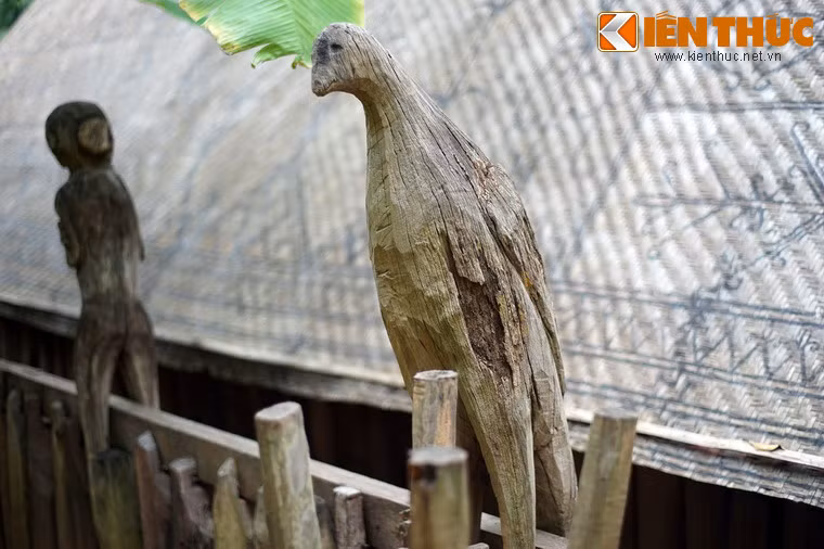 Sau lễ bỏ mả, những ngôi nhà mồ và tượng mồ sẽ bị bỏ không, bị hủy hoại dần theo thời gian.
