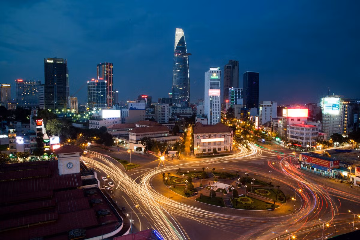 Cảnh tượng buổi tối ở vòng xoay trước chợ Bến Thành, TP HCM. Ảnh: Mathieu Arnaudet - 500px.com.