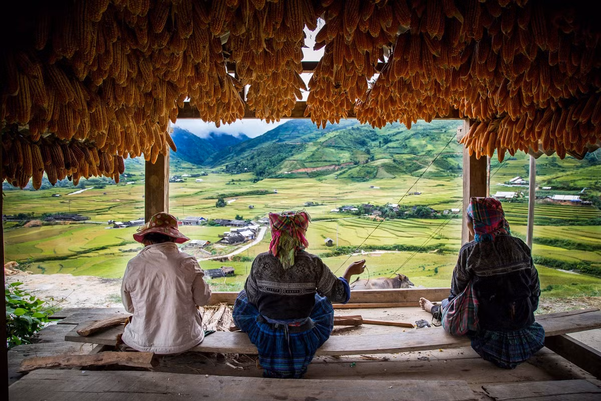 Những người H'Mông trong một chòi chứa ngô ở Mù Căng Chải, Yên Bái. Ảnh: Mathieu Arnaudet - 500px.com.