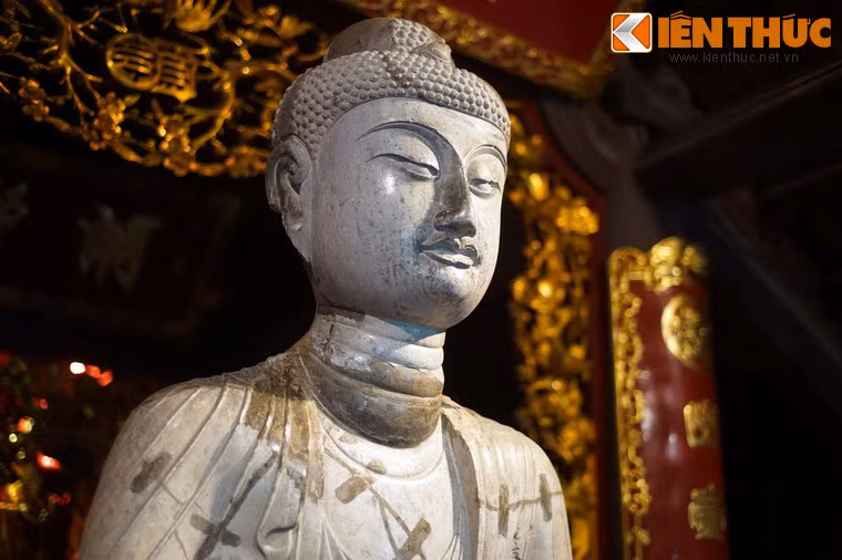 Mặt tượng hình trái xoan, mắt hé mở, chỏm đầu có nhục khấu nhô lên, tóc xoăn, tai dài, cổ cao ba ngấn, vai rộng.