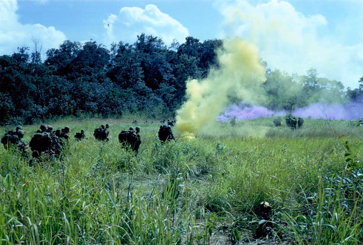 Khói màu báo hiệu cho trực thăng đến tải quân. Ảnh: 1-22infantry.org.