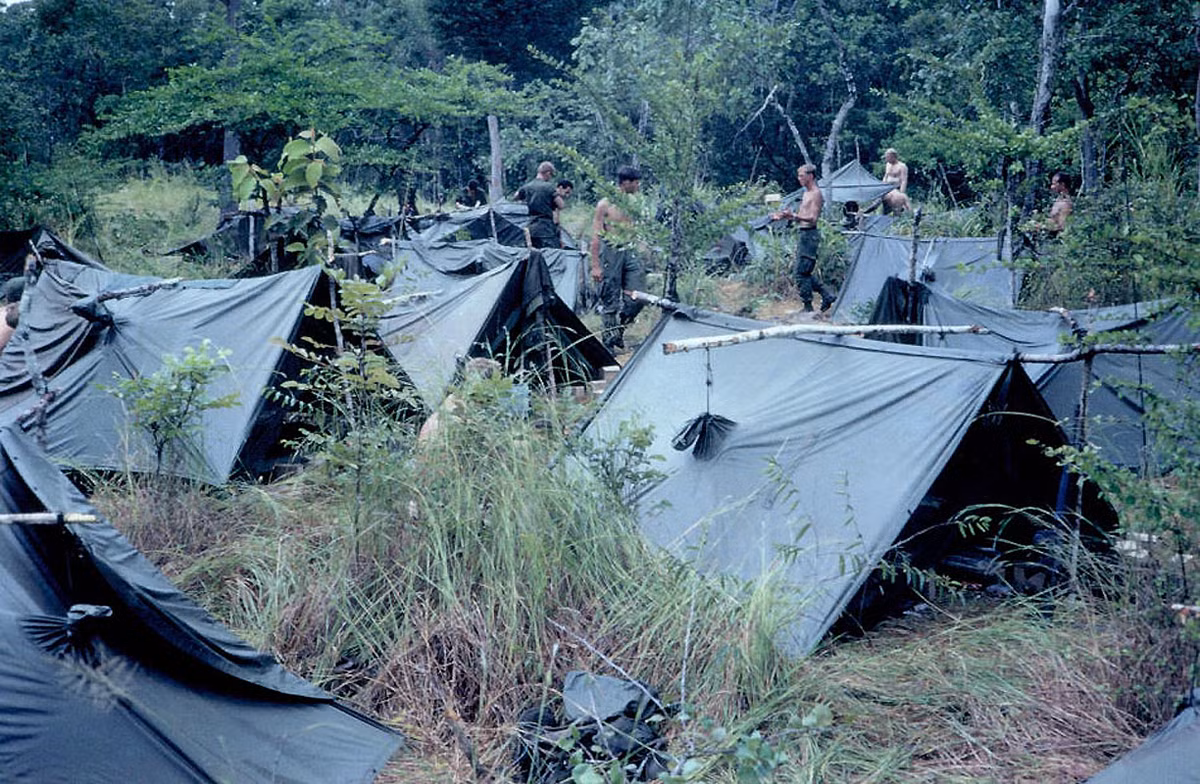 Các căn lều cá nhân của lính Mỹ tại một điểm đóng quân dã chiến. Ảnh: 1-22infantry.org.