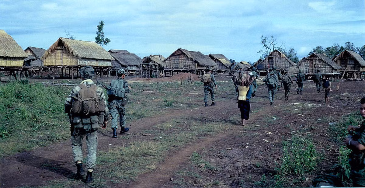 Binh lính Sài Gòn tiến vào một buôn làng của người Thượng. Ảnh: 1-22infantry.org.