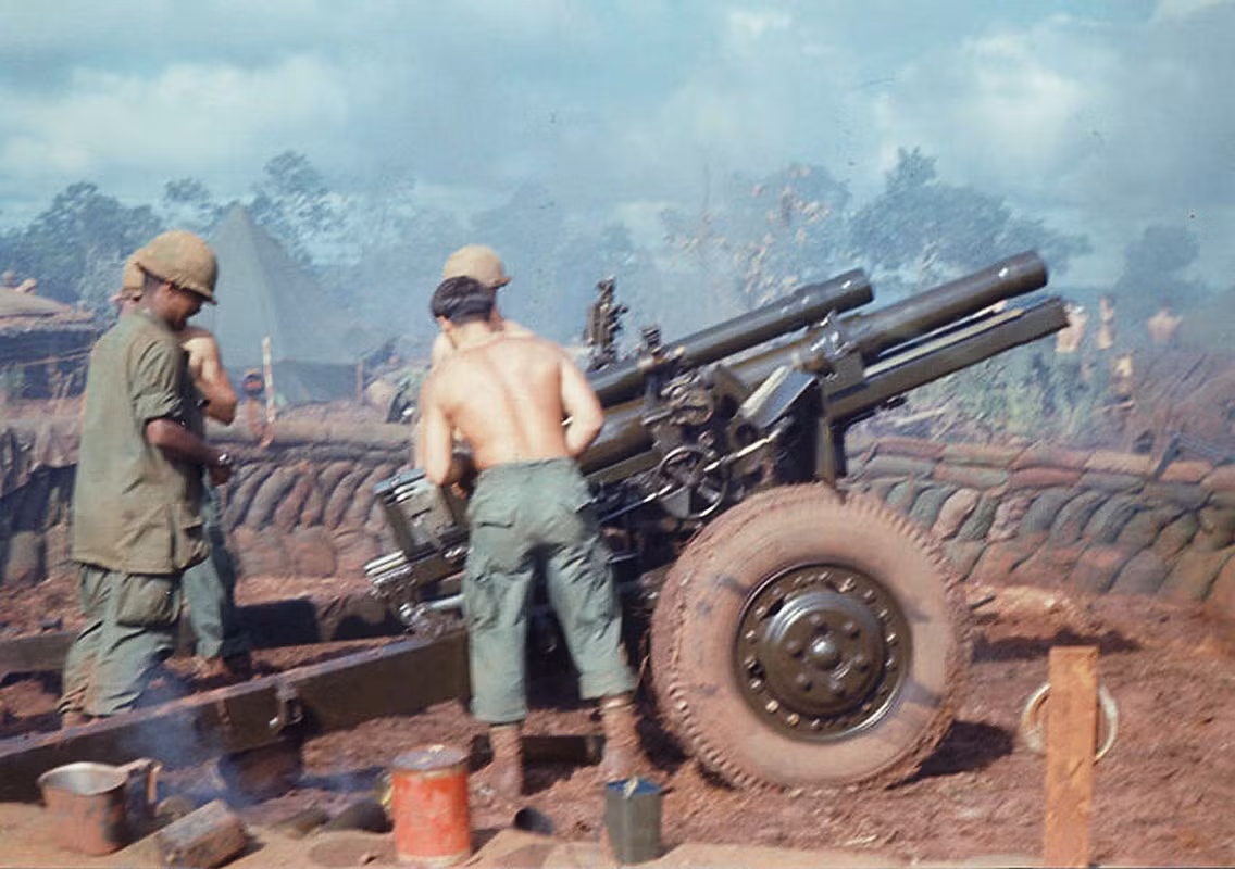 Pháo 105 ly của Mỹ "rụt nòng" sau khi khai hỏa. Ảnh: 1-22infantry.org.