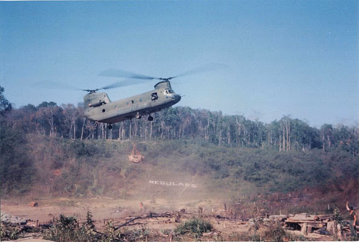 Trực thăng Chinook tiếp tế đạn pháo 105 ly cho quân Mỹ đang đóng trên cao điểm. Ảnh: 1-22infantry.org.