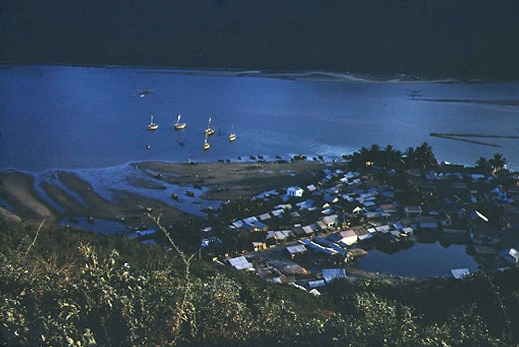 Làng chài bên bờ vịnh Nha Trang năm 1967. Ảnh: Vietnam Center &amp; Archive.