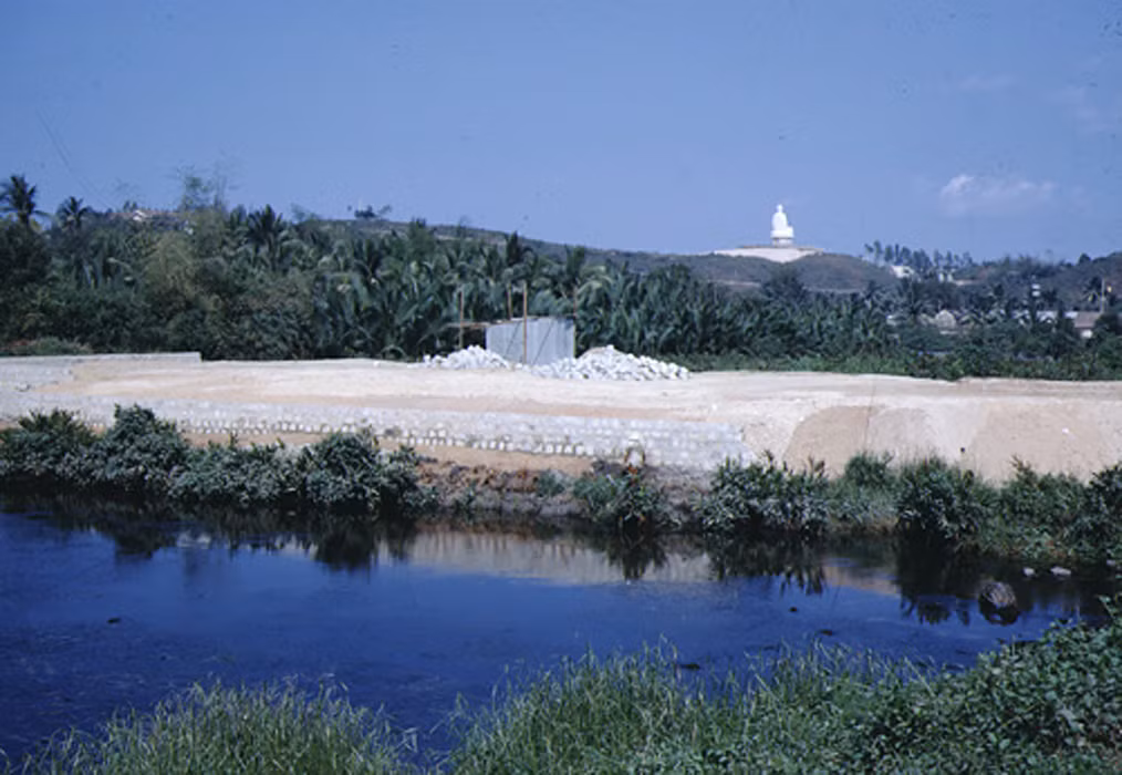 Tượng Phật Trắng trên đồi Trại Thủy nhìn từ xa. Ảnh: Vietnam Center &amp; Archive.