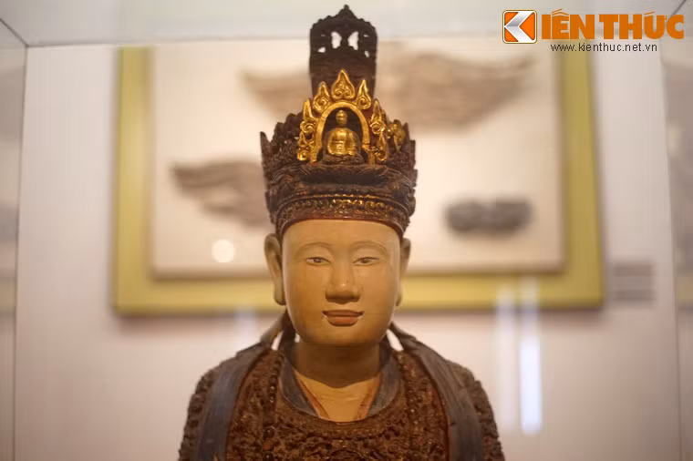 Gương mặt tượng tươi sáng rạng rỡ, phúc hậu. Đầu tượng đội vương miện được chạm khắc tỉ mỉ với nhiều lớp khác nhau, phía trước có tạc tượng A Di Đà ngồi tọa thiền, là biểu tượng thường thấy trên các pho tượng Quan Âm, thể hiện sự kính ngưỡng của dân gian dành cho hoàng hậu.