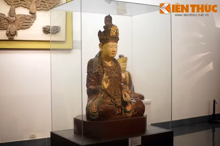 4. Bảo vật quốc gia tượng Hoàng hậu Trịnh Thị Ngọc Trúc (Bảo tàng Mỹ thuật Việt Nam) có từ thế kỷ 17, vốn là tượng thờ của chùa Mật Sơn (Bố Vệ, Đông Sơn, Thanh Hóa). Tượng tái hiện chân dung hoàng hậu Trịnh Thị Ngọc Trúc (1595 - 1660) thời vua Lê Thần Tông.