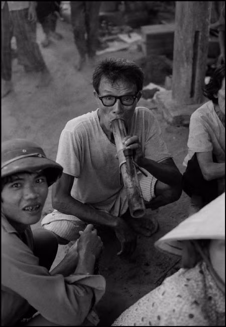 Người đàn ông khoan khoái rít thuốc lào. Ảnh: Ferdinando Scianna/ Magnum Photos.