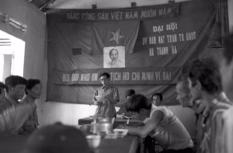 Khung cảnh tại cuộc họp Đại hội Ủy ban Mặt trận Tổ Quốc ở xã Thanh Hà. Ảnh: Ferdinando Scianna/ Magnum Photos.