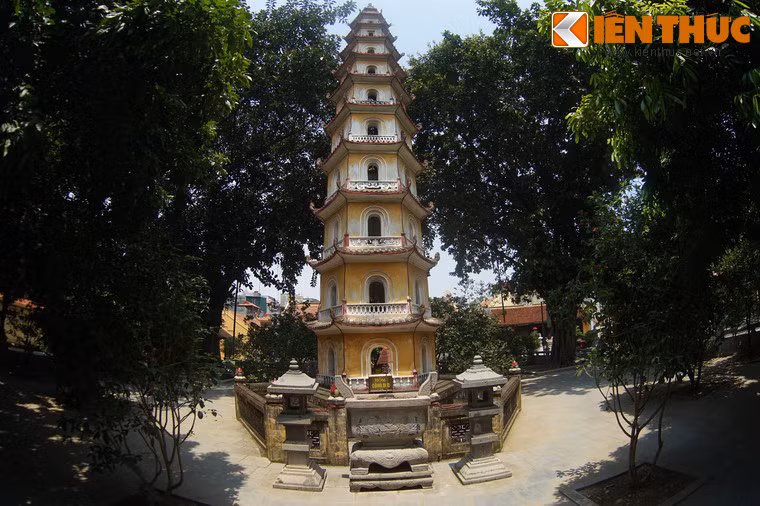 Vào thời thuộc địa, tháp Diệu Quang của chùa Liên Phái từng được coi là một công trình kiến trúc đặc trưng của Hà Nội, xuất hiện trong nhiều bộ bưu ảnh thời kỳ này. Sau hơn 100 năm tồn tại, tòa tháp vẫn được gìn giữ nguyên vẹn.