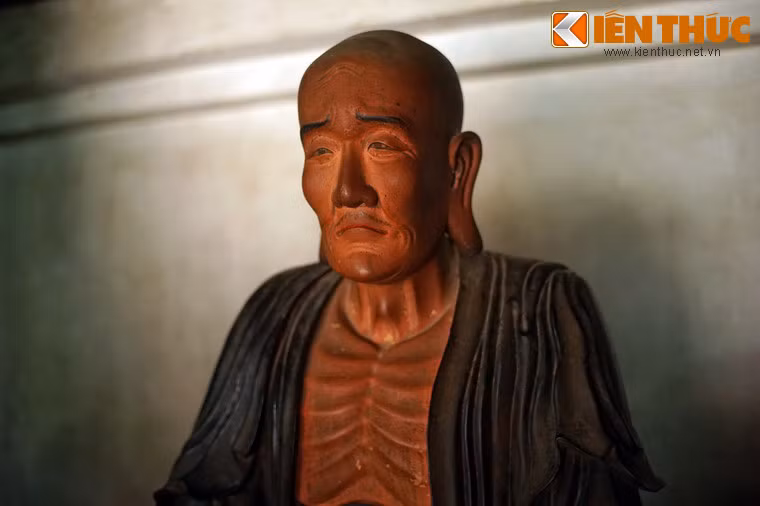 Tượng Thương Na Hòa Tu ở chùa Tây Phương mô tả ông đang quan sát và suy nghĩ về Ưu Bà Cúc Đa, dáng vẻ suy tư, chìm sâu vào triết lý.