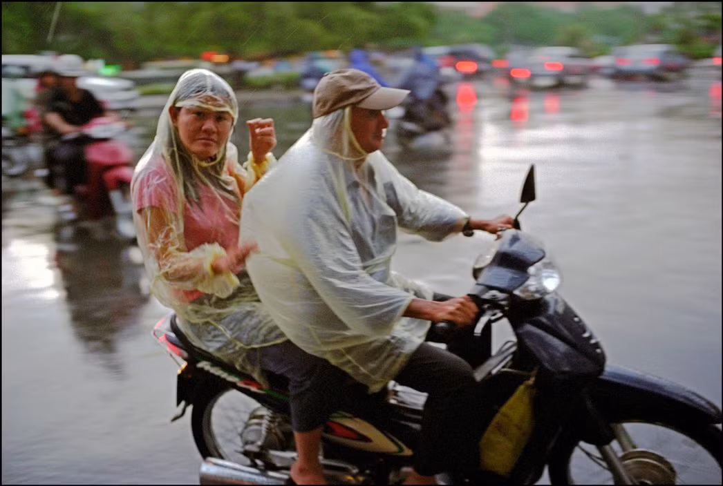 Vào thời điểm này, quy định đội mũ bảo hiểm với người đi xe máy chưa được thực hiện. Ảnh: Ian Berry/ Magnum Photos.