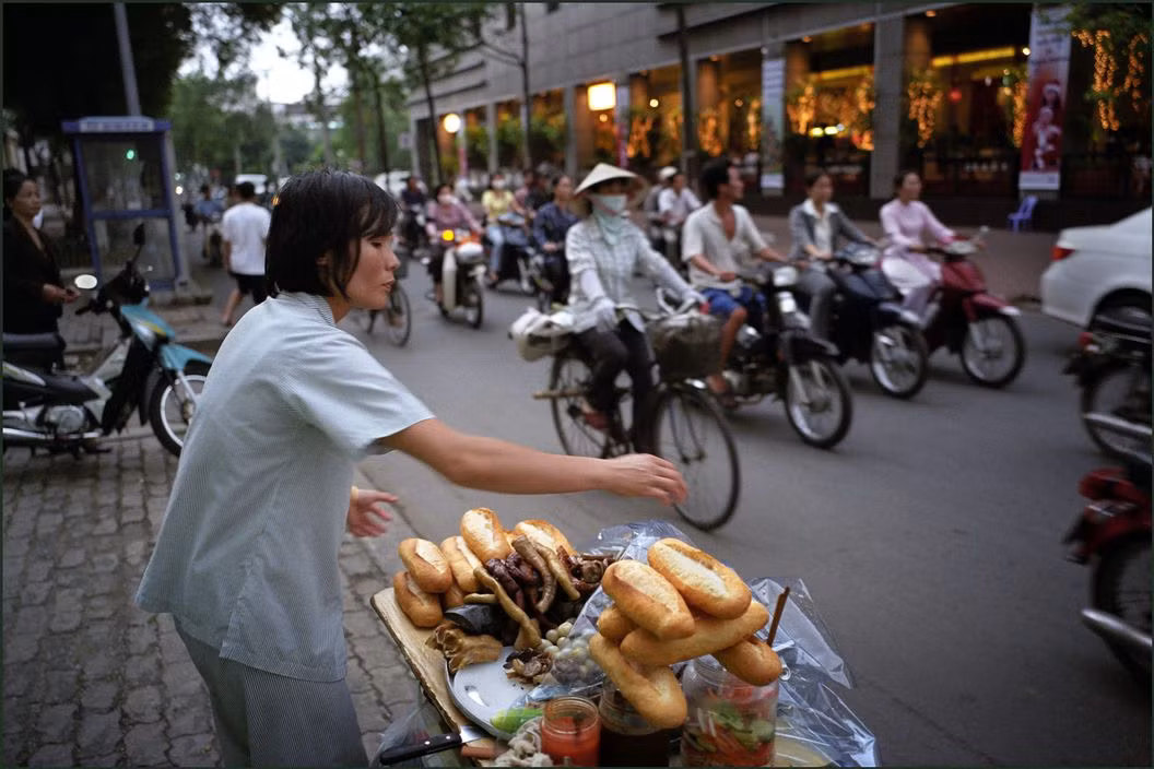 Quầy bánh mì phá lấu trên vỉa hè Sài Gòn 10 năm trước, 2007. Ảnh: Ian Berry/ Magnum Photos.