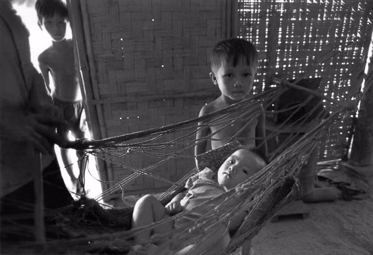 Những đứa trẻ trong ngôi nhà tranh. Ảnh: Ferdinando Scianna/ Magnum Photos.