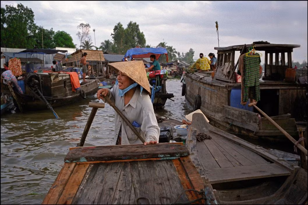 Người lái đò ở chợ nổi Phụng Hiệp. Ảnh: Ian Berry/ Magnum Photos.