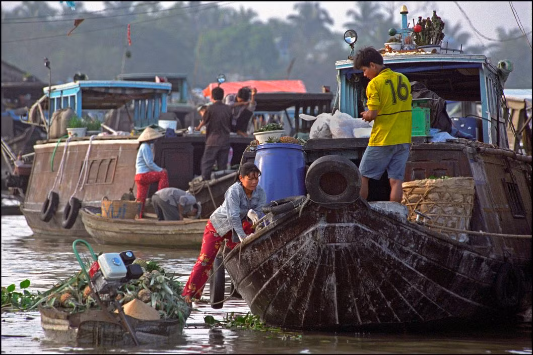Một góc chợ nổi Cái Răng ở Cần Thơ, miền Tây Nam Bộ năm 2007. Ảnh: Ian Berry/ Magnum Photos.