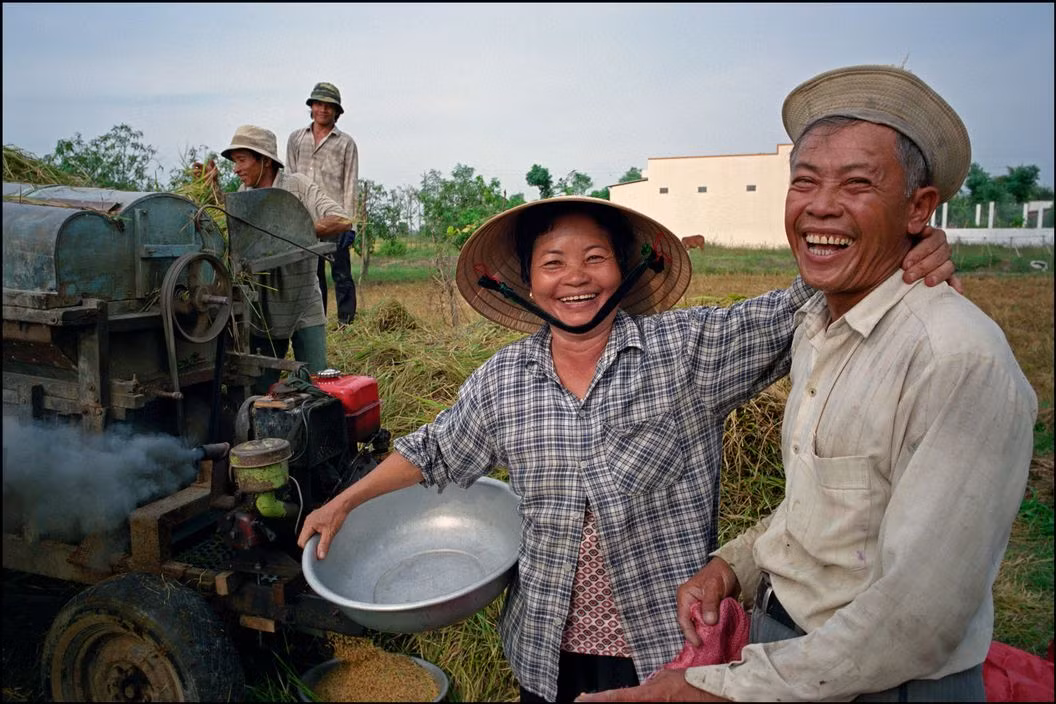 Nụ cười thân thiện của những người nông dân. Ảnh: Ian Berry/Magnum Photos.