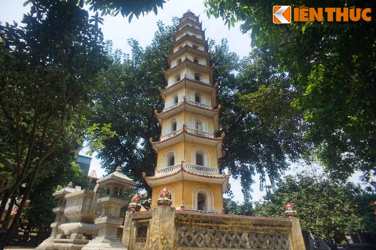 Nằm trong khuôn viên chùa Liên Phái (phường Cầu Dền, quận Hai Bà Trưng, Hà Nội), tháp Diệu Quang là tòa tháp cổ cao nhất của Hà Nội còn tồn tại đến ngày nay.