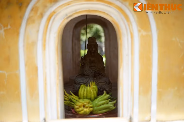 Bên trong tháp đặt các tượng thờ.
