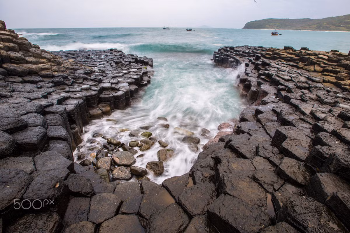 Gành Đá Đĩa, một kỳ quan địa chất bên bờ biển Phú Yên. Ảnh: Vince Horiuchi - 500px.com