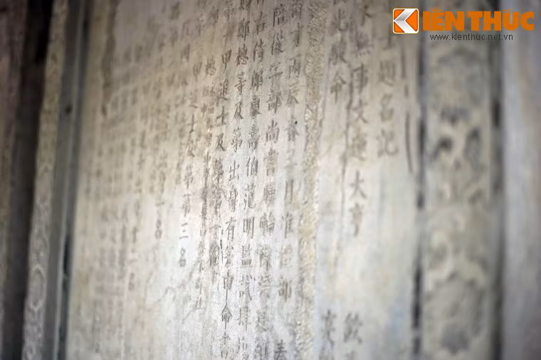 Một bài văn bia thường gồm: Dòng tiêu đề của khoa thi năm tổ chức khoa thi, ca ngợi triều vua đang trị vì, tên các vị quan tham gia tổ chức khoa thi như Đề điệu, Giám thí, Độc quyển, Đằng lục..; cách thức tổ chức thi; họ tên và quê quán của những người thi đỗ; tên nhóm người tham gia dựng bia.