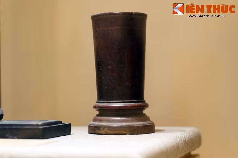 Khi làm bài thi, ống sẽ được sử dụng để đựng các loại bút lông có độ to nhỏ, thanh mảnh khác nhau dùng cho nhiều kiểu chữ viết.