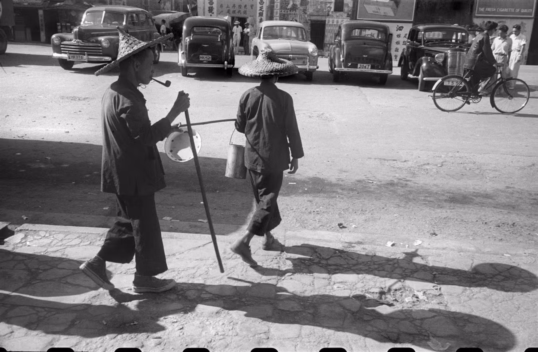 Người đàn ông mù được dẫn đi ăn xin khắp các đường phố. Ảnh: Werner Bischof/ Magnum Photos.