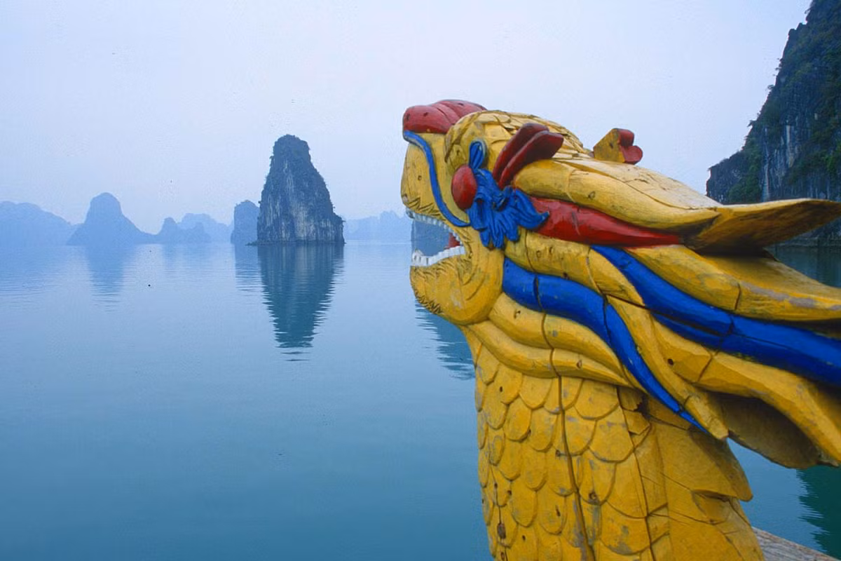 Trên vịnh Hạ Long. Ảnh: Manfred Leiter/ Ttropicalisland.de.