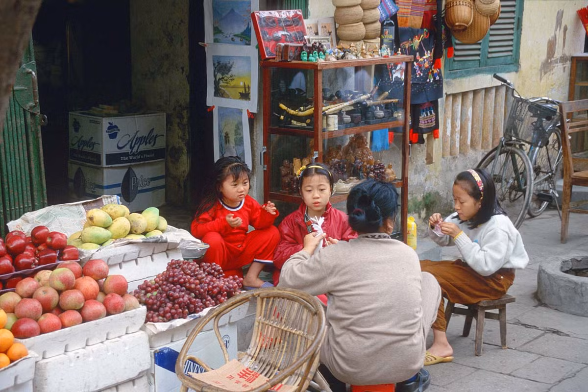 Một góc vỉa hè khu phố cổ Hà Nội. Ảnh: Manfred Leiter/ Ttropicalisland.de.