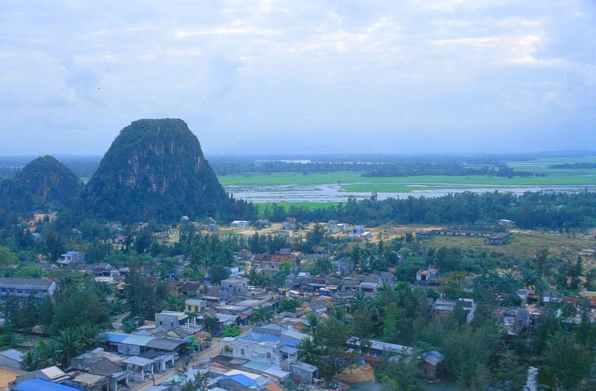 Ngọn Kim Sơn (phải) và Hỏa Sơn (trái) nhìn từ ngọn Thủy Sơn, ngọn núi cao và đẹp nhất của quần thế danh thắng Ngũ Hành Sơn ở Đà Nẵng. Ảnh: Manfred Leiter/ Ttropicalisland.de.
