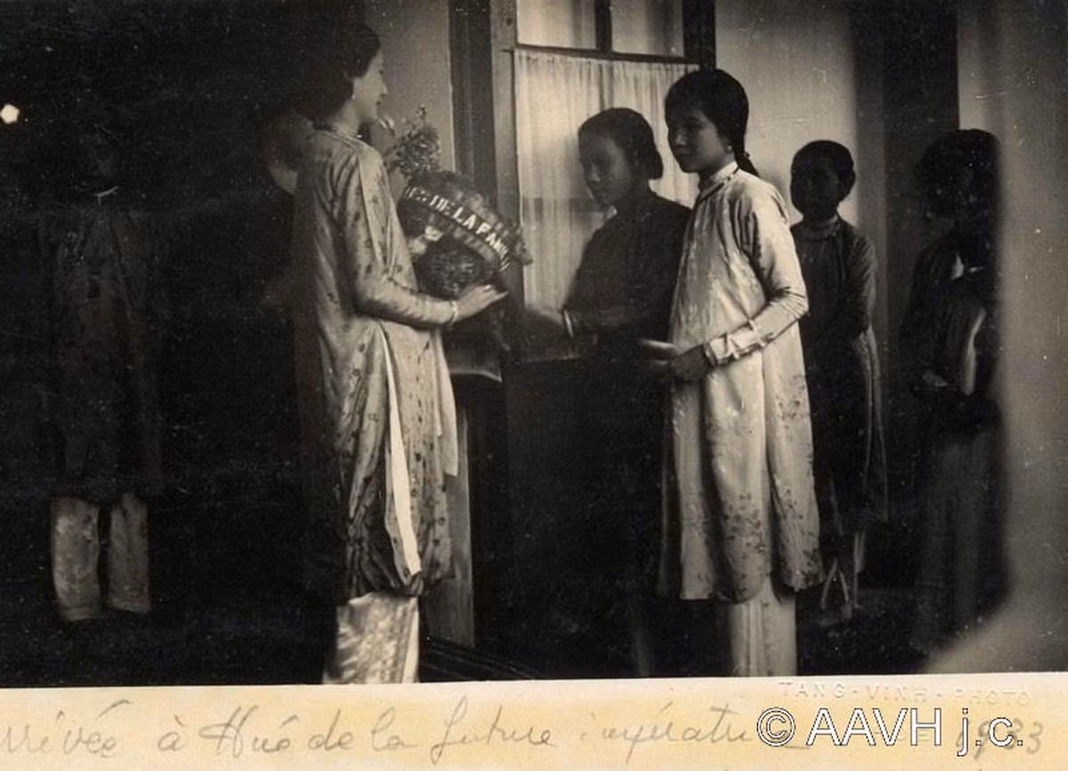 Nam Phương Hoàng Hậu nhận đồ lễ từ các cung nữ trong Hoàng thành. Ảnh: Aavh.org.