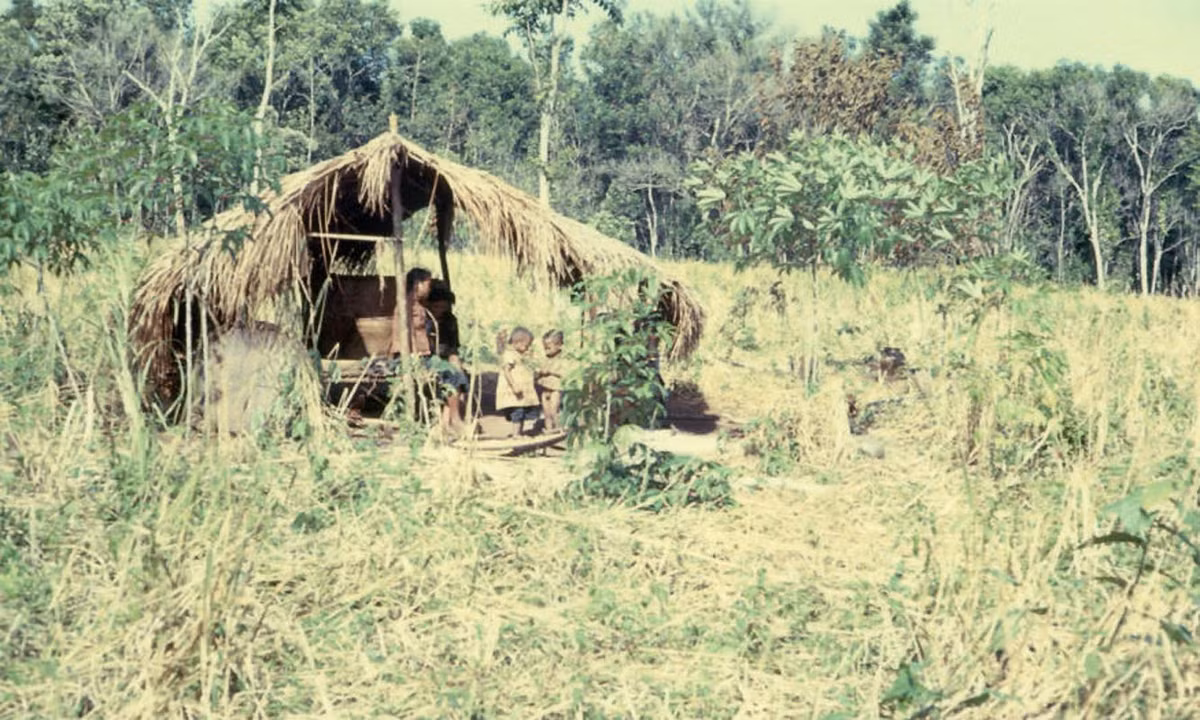Lán nghỉ giữa nương rẫy của người dân tộc. Ảnh: 1-22infantry.org.