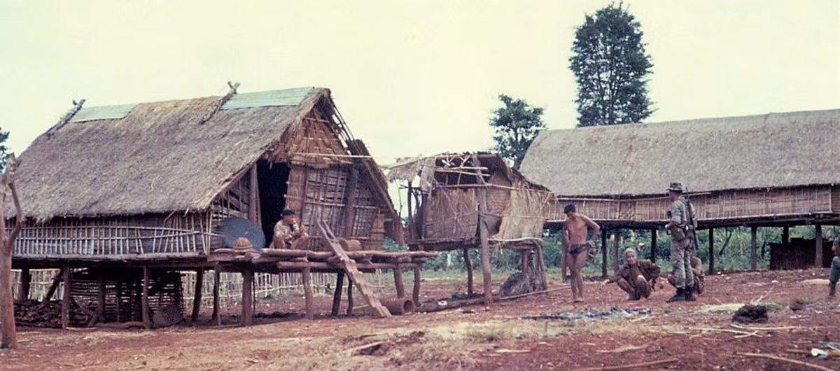 Một binh sĩ Sài Gòn tranh thủ tán gẫu với trai bản. Ảnh: 1-22infantry.org.