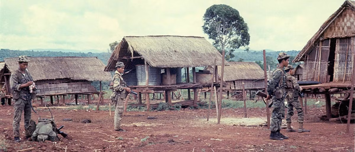 Binh lính Sài Gòn kiểm tra một bản của người dân tộc ở Tây Nguyên năm 1967. Ảnh: 1-22infantry.org.