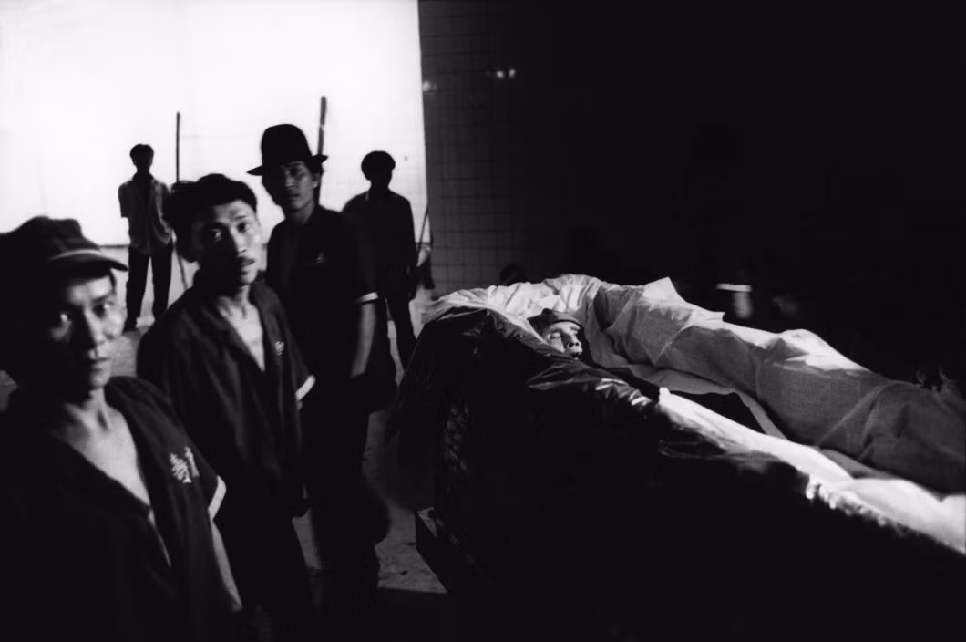 Người đã mất được đưa vào quan tài. Ảnh: Patrick Zachmann/ Magnum Photos.