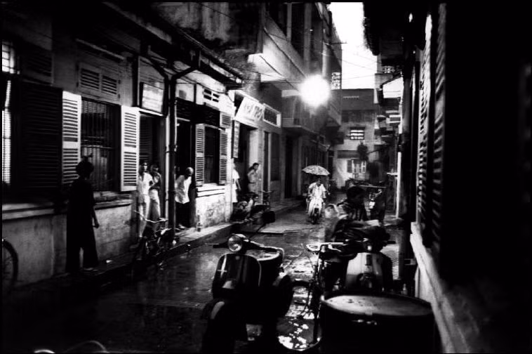 Trong một ngõ hẻm của đường Lê Quang Sung. Ảnh: Patrick Zachmann/ Magnum Photos.