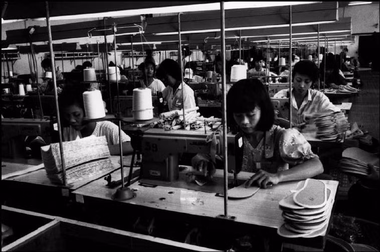 Bên trong một xưởng sản xuất của Công ty Biti's. Ảnh: Patrick Zachmann/ Magnum Photos.