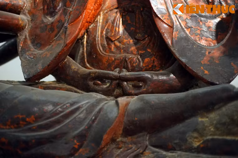Một đôi đặt trong lòng kết ấn Thiền định.