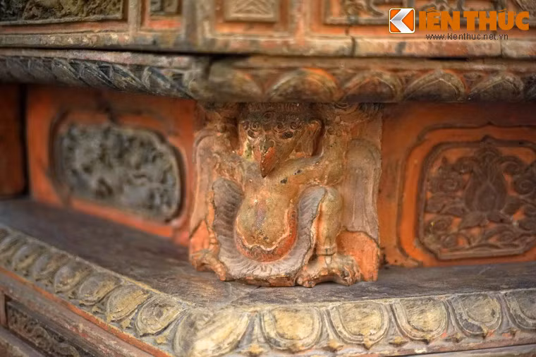 Hình tượng chim Garuda này mang dấu ấn của nghệ thuật Phật giáo giai đoạn sớm có tính kế thừa lối chạm khắc bệ tượng hoa sen thời Trần.
