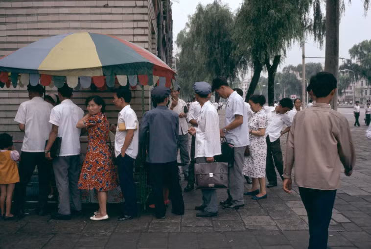 Người dân xếp hàng ở một quầy hàng kem trên vỉa hè. Ảnh: Hiroji Kubota/ Magnum Photos.