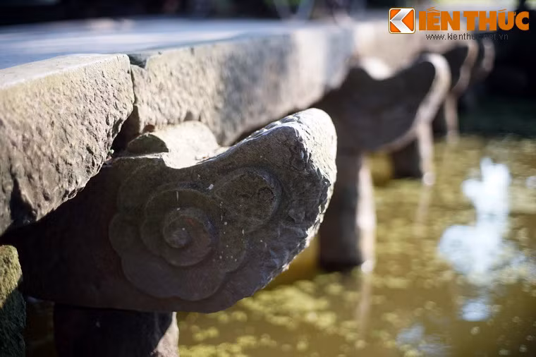 Hai bên đầu dầm cầu trang trí hình vân mây xoắn.